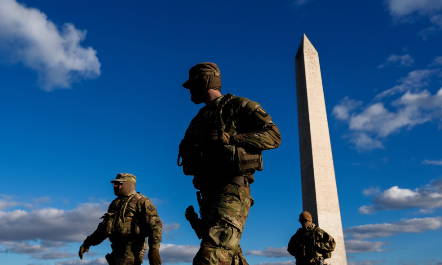 Miembros de la Guardia Nacional patrullan frente al monumento a Washington en el National